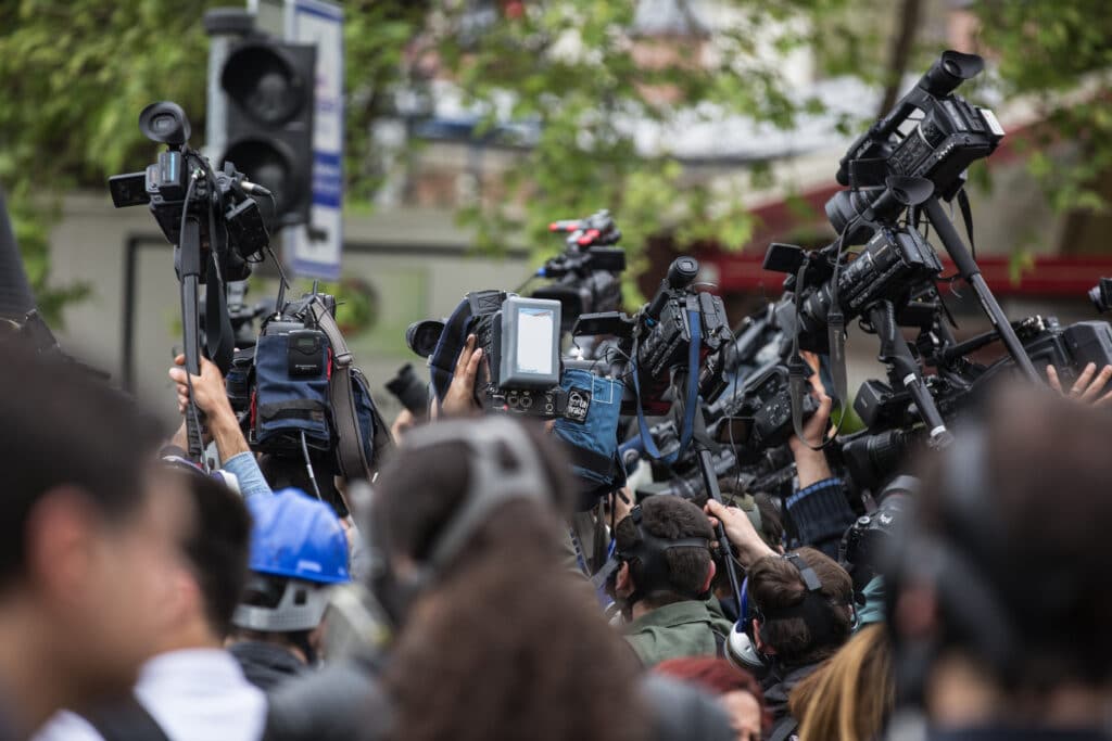 El escándalo político como acontecimiento mediático (Foto: Freepik)