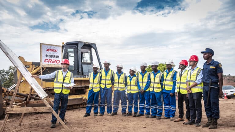 Construcción de una línea ferroviaria en Mozambique a cargo de una empresa china, septiembre 2019 (foto China Daily)