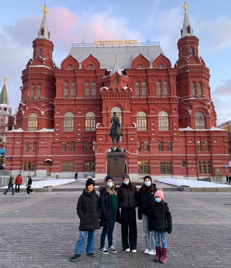 Natalia con sus hijas en Moscú el pasado febrero (foto cedida)
