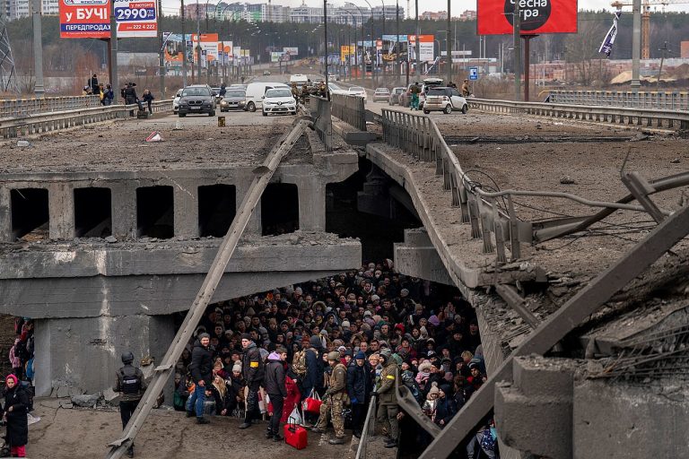 Civiles ucranianos se resguardan bajo un puente semidestruido en Kiev, 5-03-2022