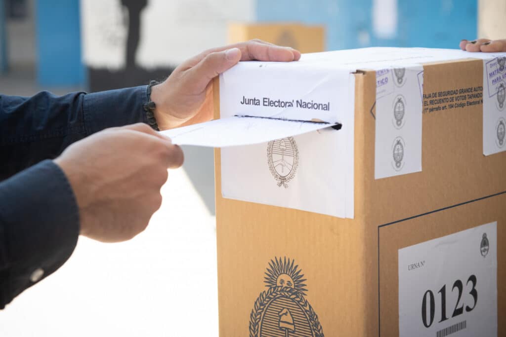 Argentina toca fondo y piensa en octubre / Argentina election