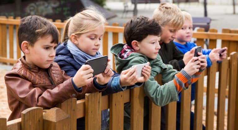 Niños móvil / Children, cell phones