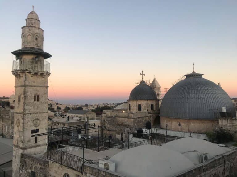 Cristianos entre los soldados israelíes y entre las víctimas de los bombardeos en Gaza: habla el Patriarca de Jerusalén