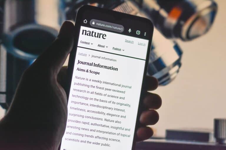 Closeup,Of,The,Aims,Of,Nature,Journal,On,A,Smartphone.