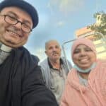 El padre Romanelli visita a una parroquiana gazatí que recibe tratamiento médico en Haifa. (Foto: cortesía del padre Romanelli)