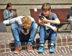 Las tecnologías y la salud mental de los adolescentes: alarmistas vs. escépticos