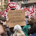 Una persona sujeta un cartel durante la concentración en apoyo al presidente del Gobierno, Pedro Sánchez, ante la sede del PSPV, en Valencia, 28-04-2024 (Jorge Gil / Europa Press)