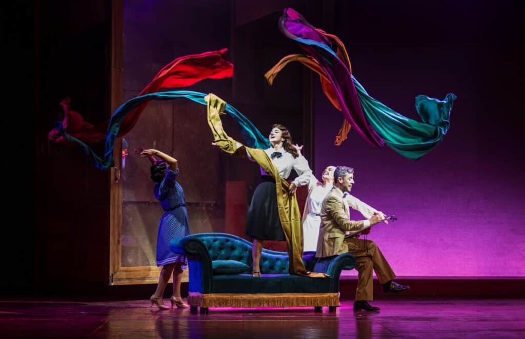 El tiempo entre costuras (musical)
