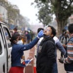 Pruebas de detección del covid-19 en Nueva Delhi (India), en enero de 2021 (foto: Arrush Chopra/Shutterstock)