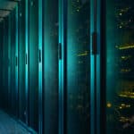 Grandes centros de datos como este albergan los ordenadores que precisan los sistemas de inteligencia artificial (foto: Regissercom / Shutterstock)