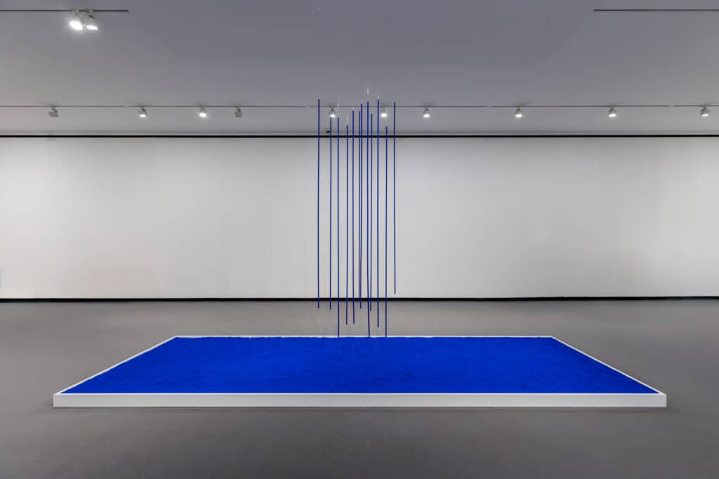 Yves Klein, “Pluie bleue (S 36)” y “Pigment Pur”, 1957