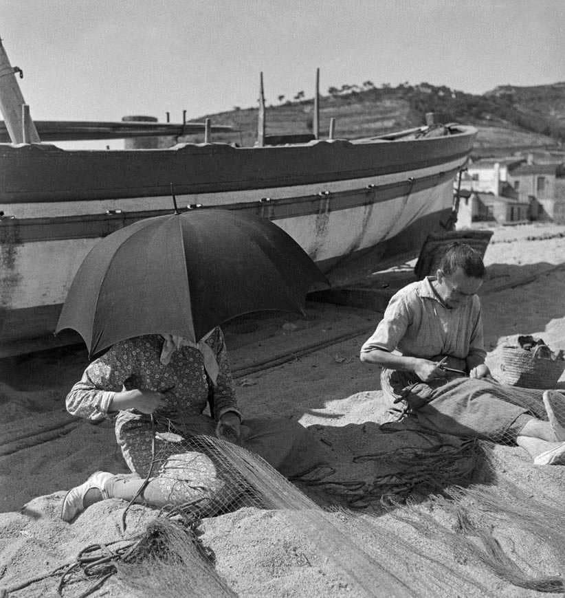 Dora Maar, Remendadoras a la sombra de una barca en la Playa de Tossa de Mar, 1933