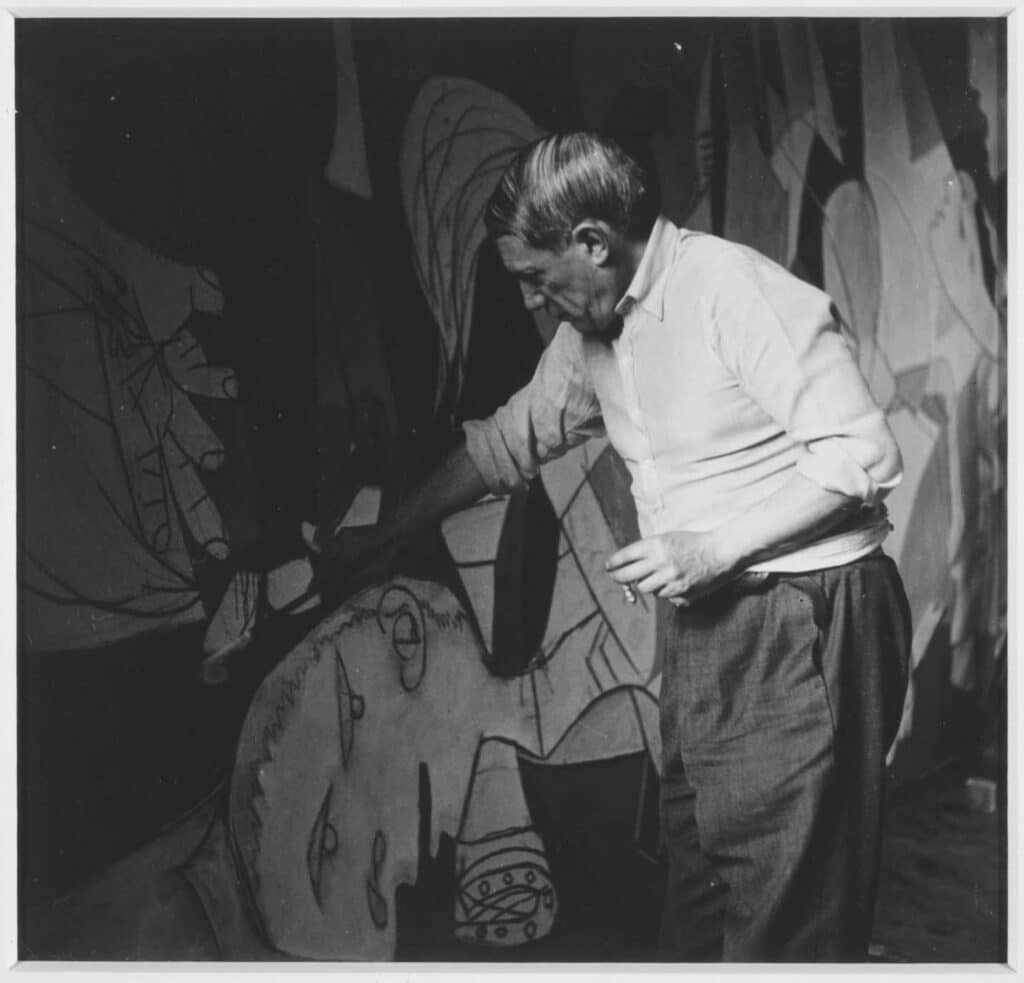 Dora Maar, “Picasso de pie trabajando en el ‘Guernica’ en el estudio de Les Grands-Augustins, 1937