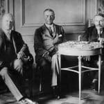 Los ministros de Asuntos Exteriores de Alemania, Gustav Stresemann; de Gran Bretaña, Austen Chamberlain, y de Francia, Aristide Briand, durante la conferencia de Locarno en octubre de 1925 (CC Deutsches Bundesarchiv)