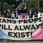 Protesta frente al Tribunal Supremo de EE.UU. por una sentencia que avalaba la prohibición, en Tennessee, de algunas terapias afirmativas en menores, 18-6-2025. (Foto: Laura Brett/ZUMA Press - Europa Press)