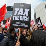 Manifestación en Londres, 7-06-2025, para pedir más impuestos a los ricos y el cese de recortes en gastos sociales (foto: Monkey Butler Images/Shutterstock)
