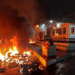 Una estación policial arde durante las protestas en Teherán (foto: EuropaPress / Social Media / Zuma Press / ContactoPhoto)