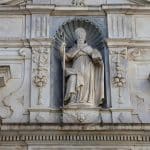 Imagen de san Agustín en una iglesia de Cádiz (España). En la mano izquierda sostiene un edificio, símbolo de la Iglesia y de la Ciudad de Dios. Foto: Antonio García Prats / Pexels
