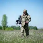 Un soldado ucraniano transporta un dron interceptor en la periferia de Kiev. (Foto: Kay Nietfeld/dpa)