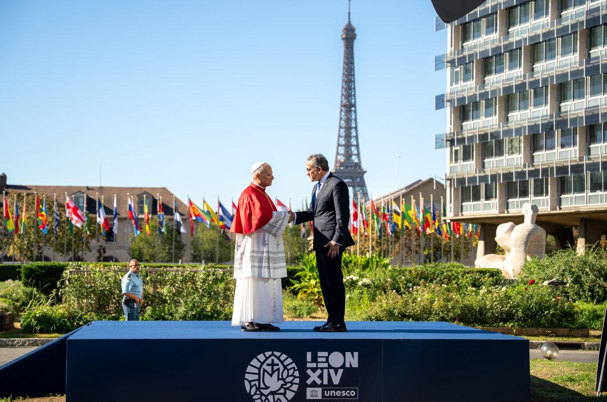 León XIV en París ofrece un mensaje universal