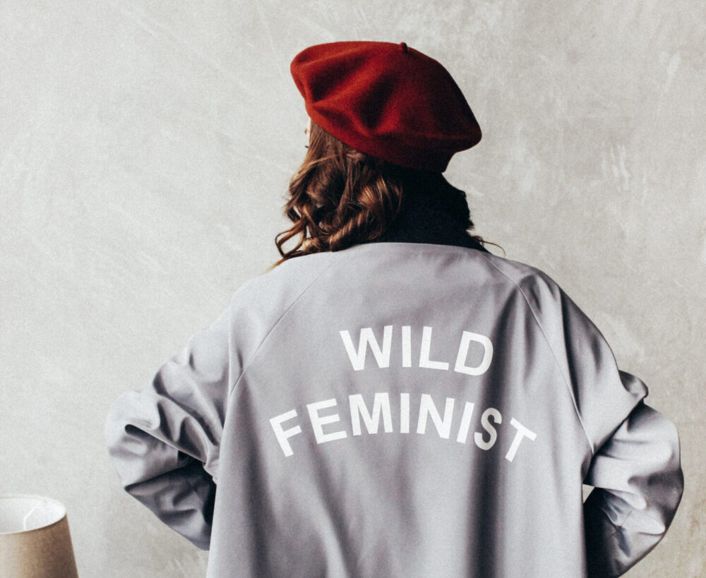 Feminismo de camiseta (CC Maryia Plashchynskaya)