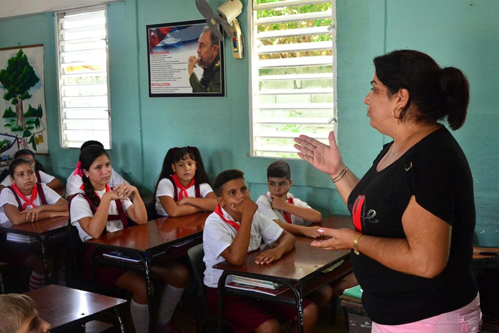 Pioneros y maestra en el primer día de clases del curso escolar 2016-2017 en la escuela primaria Farabundo Martí, en Ciego de Ávila, Cuba, el 5 de septiembre de 2016. ACN FOTO/ Osvaldo GUTIÉRREZ GÓMEZ/sdl