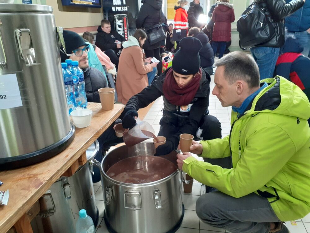 Los voluntarios se encargan de que no les falte nada a los ucranianos. Hay varios puestos donde se prepara comida y chocolate caliente para el desayuno.