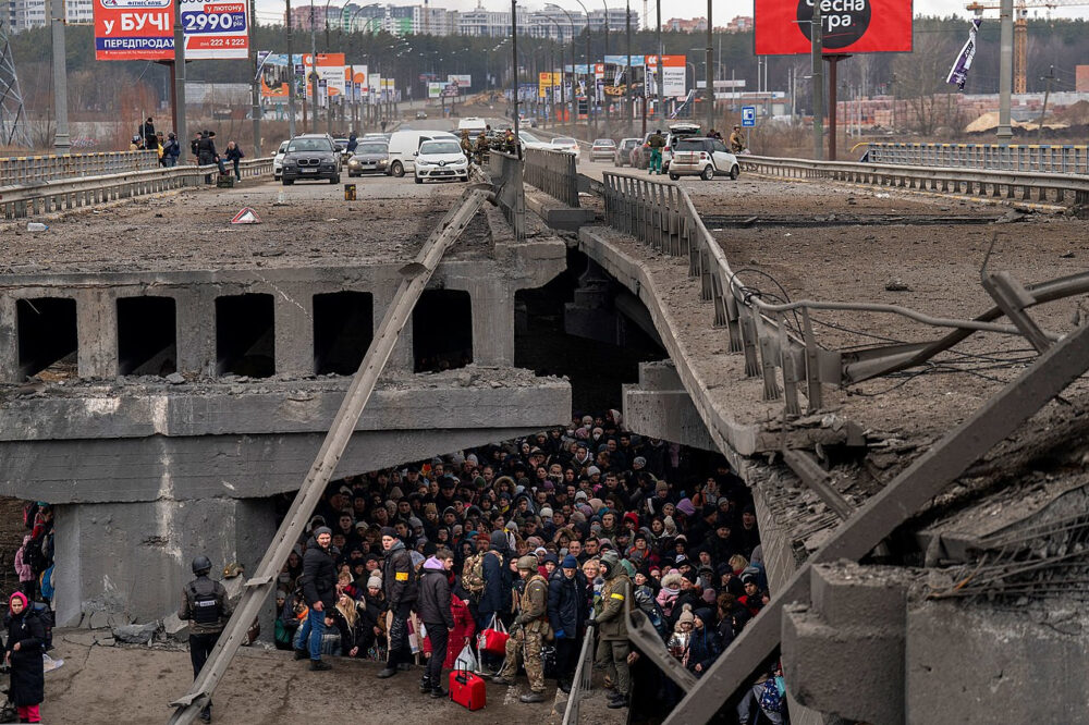 Civiles ucranianos se resguardan bajo un puente semidestruido en Kiev, 5-03-2022
